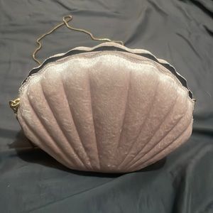 Seashell shape bag with golden chain and pearl zipper